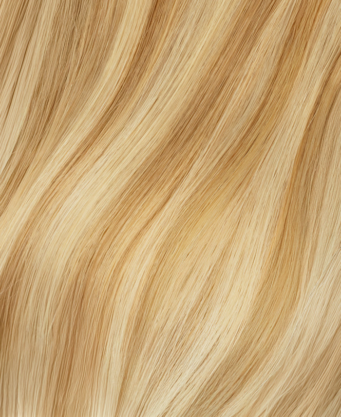 Close-up of wavy blonde hairextensions  texture
