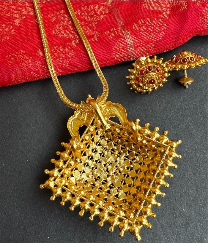The Amitava Silver Square Pendant & Earrings -Red
