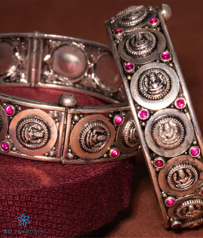 The Aryahi Silver Lakshmi Coin Openable Kada Bracelet-Single(Oxidised/Size 2.2/2.4/2.6/2.8)