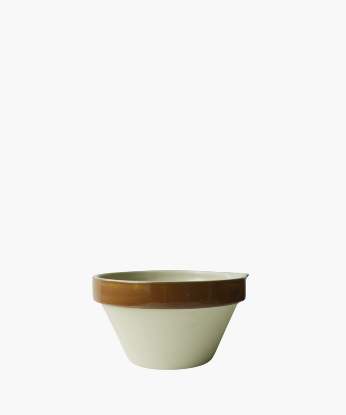 A ceramic bowl with a beige base and a glossy brown rim. The simple and functional design conveys a rustic and practical tone.
